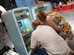 frigobooth photobooth original dans un réfrigérateur lors d’un événement