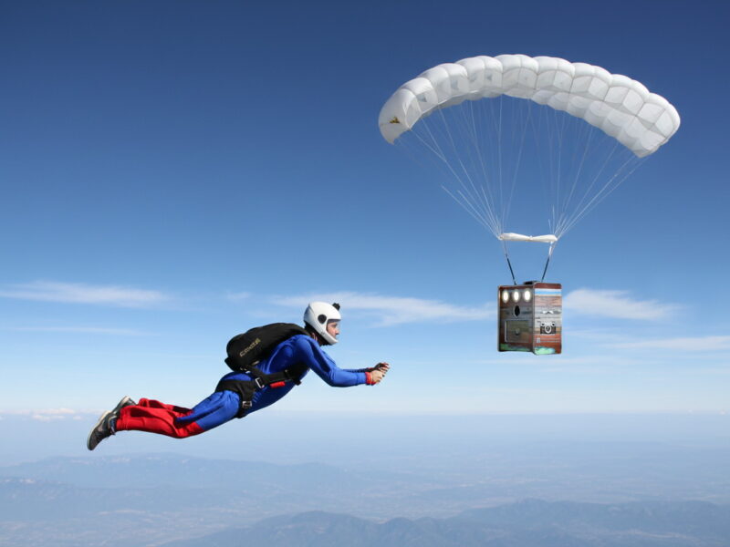 Location photobooth Marseille : même parachuté il arrive à votre événement